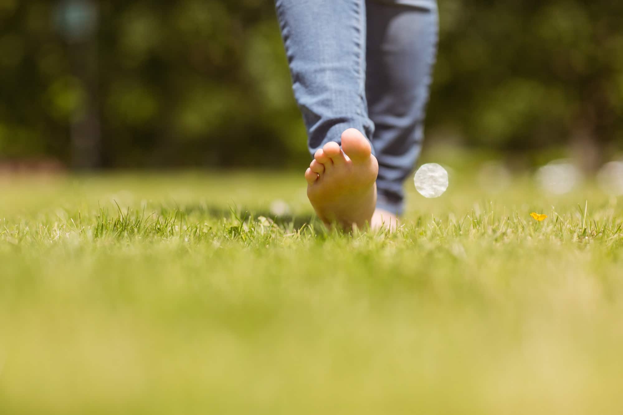 Картинка человека в профиль идущий по утренней траве босиком. Don't walk on the grass.